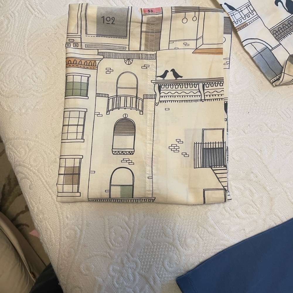 Two pillowcases with a unique city design. - Picture 5 of 7